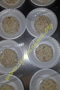 hayır için pilav dağıtımı